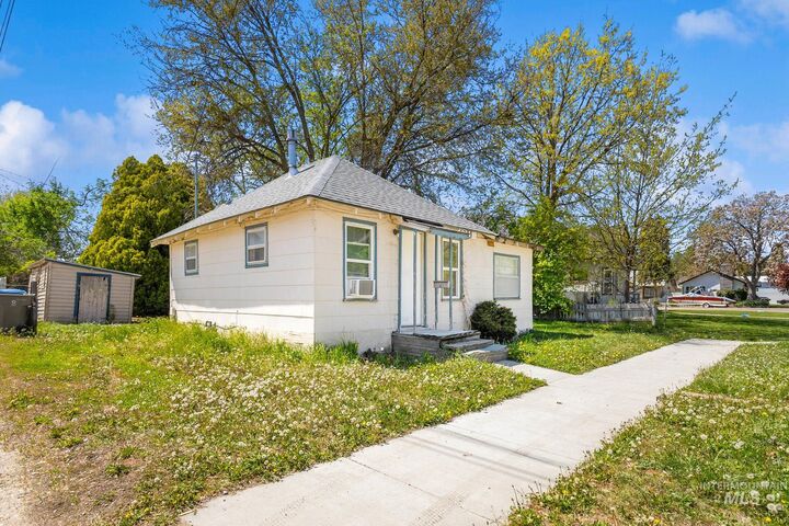 Property Photo: 1011 9th St ID 83651