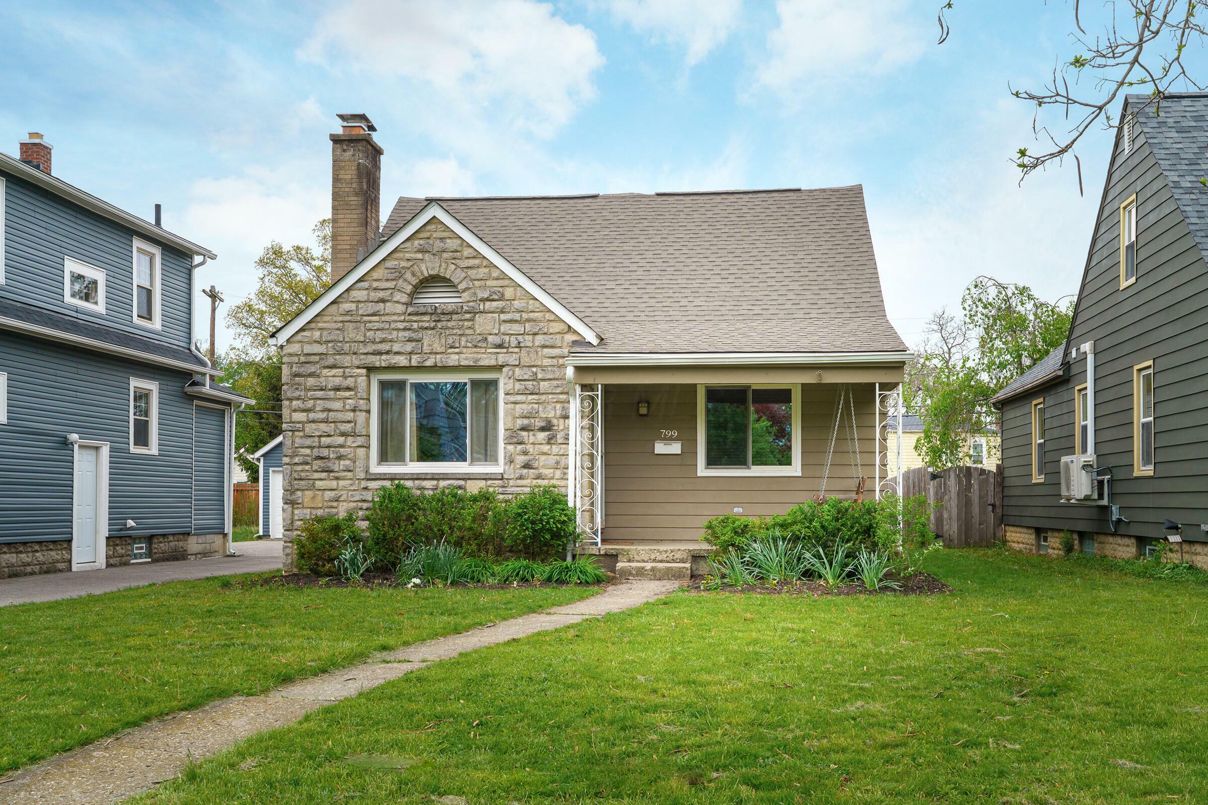 Property Photo: 799 Montrose Avenue OH 43209