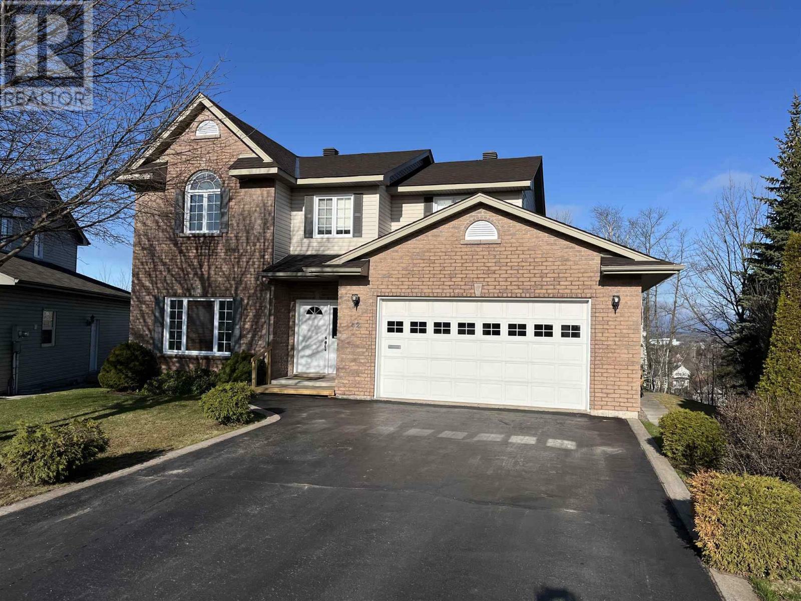 Photo de la propriété: 42 Cody Point Ct ON P6B 6L8