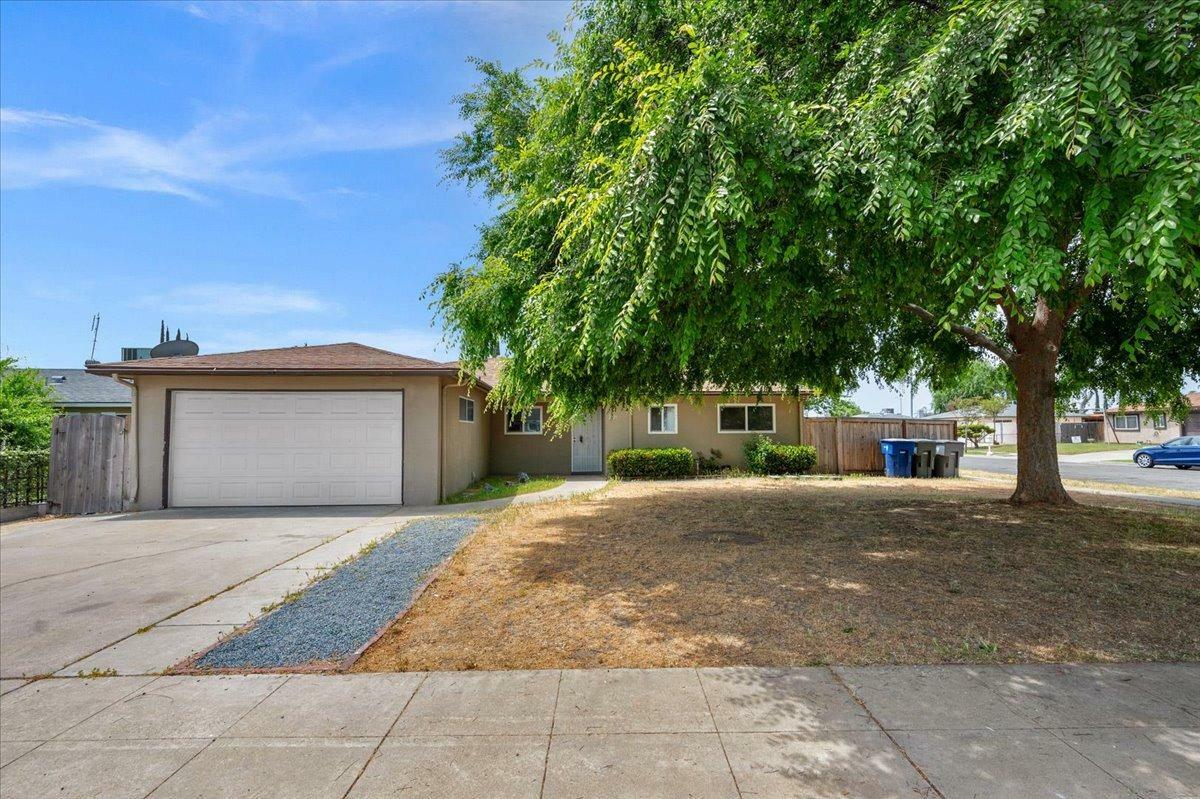 Property Photo: 2429 W Norwich Avenue CA 93705