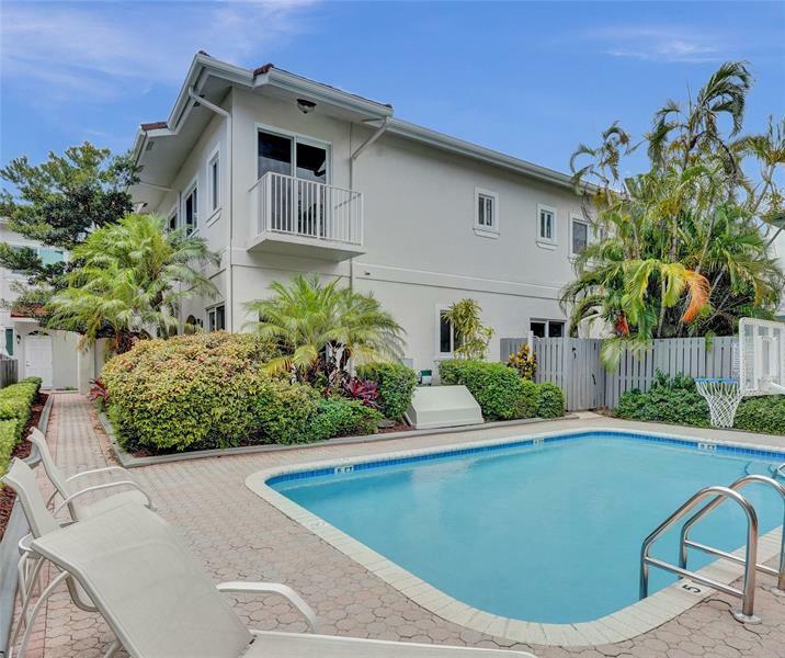 Property Photo: 1744 NE 9th St FL 33304