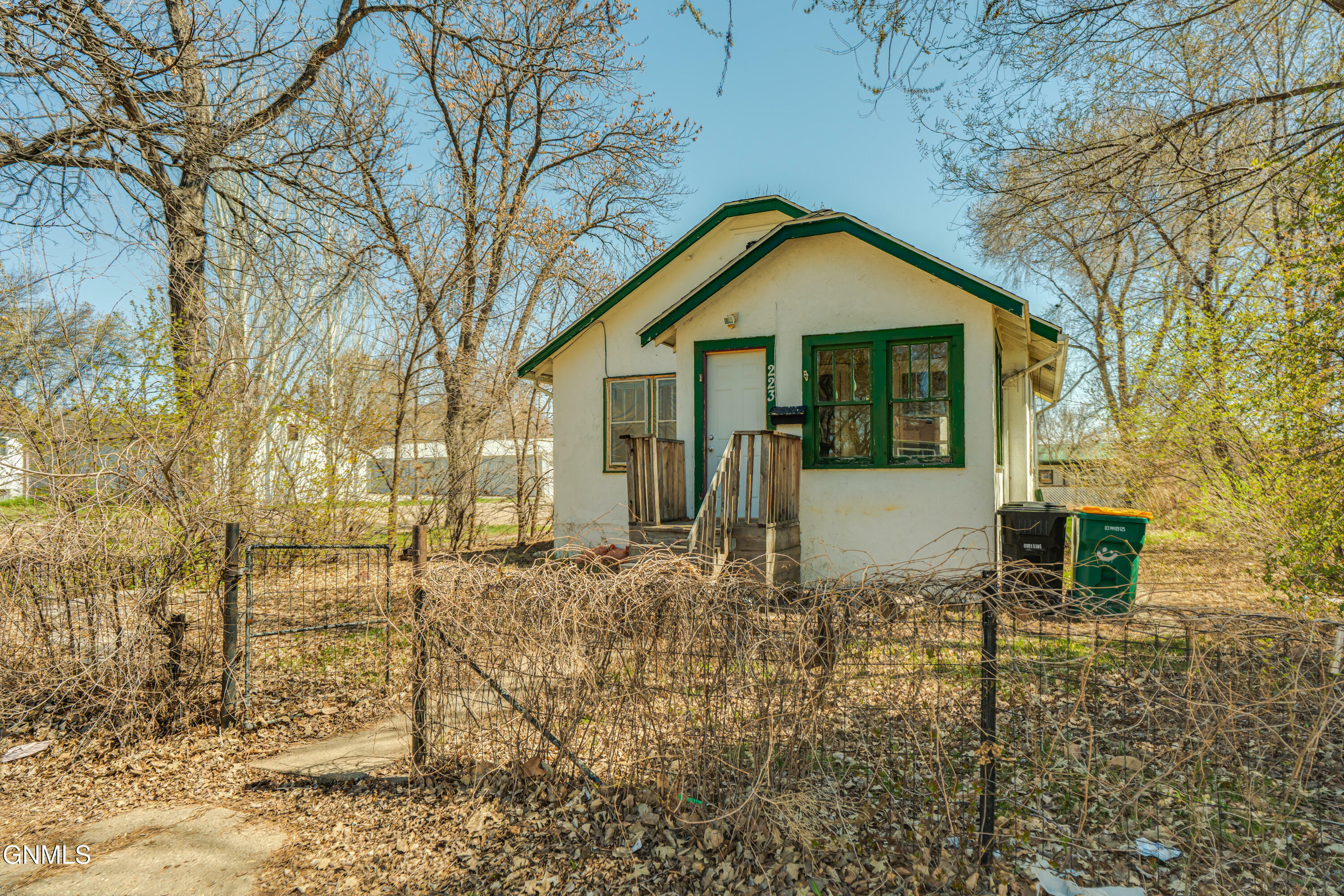Property Photo: 223 N 19th Street ND 58501