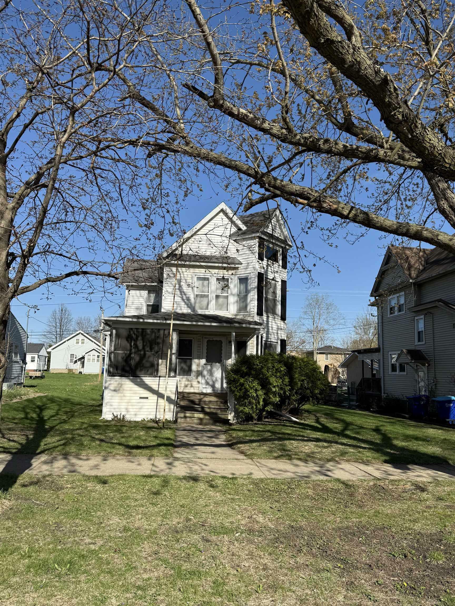 215 1 St Ave NE  Oelwein IA 50662 photo