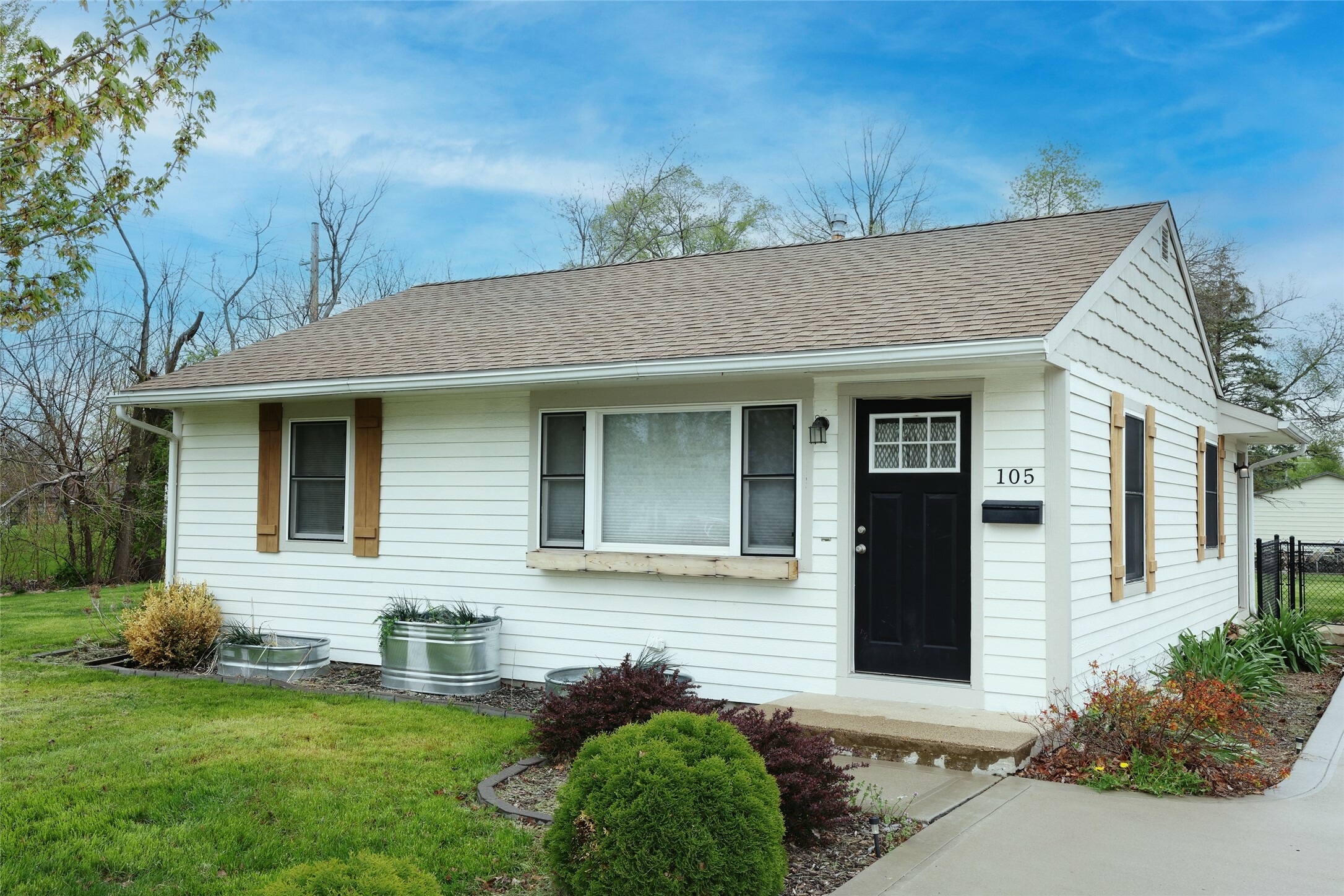 Property Photo: 105 W 22nd Street IA 50156