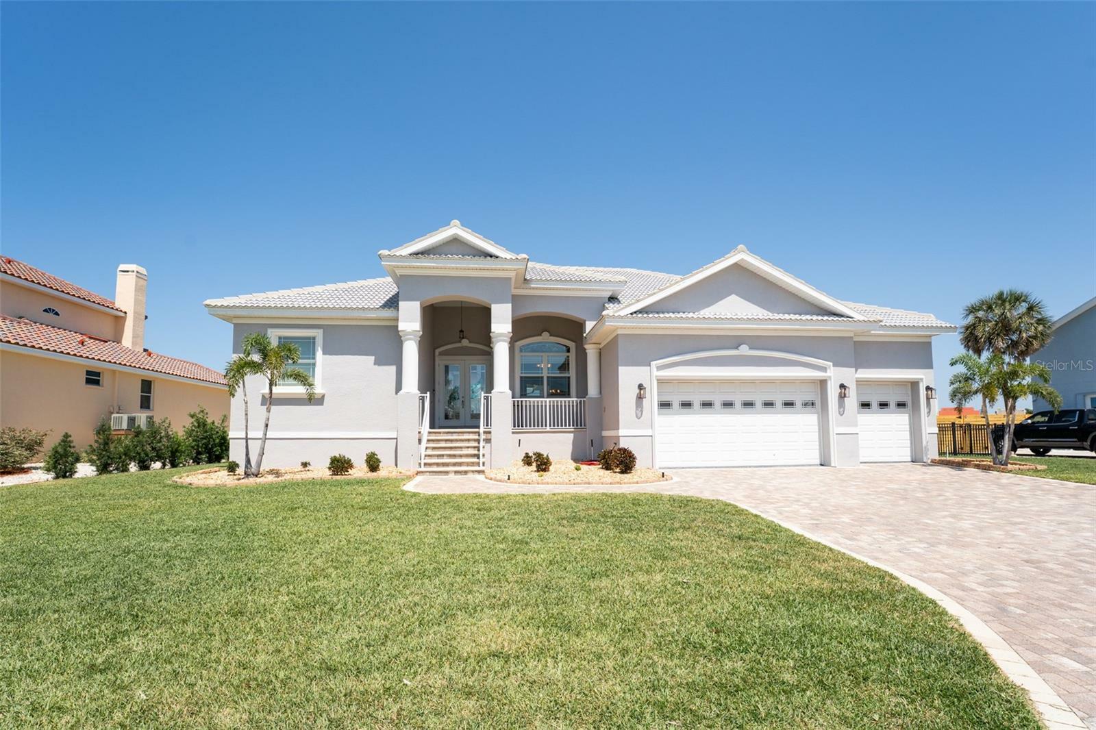 Property Photo: 819 Birdie Way FL 33572
