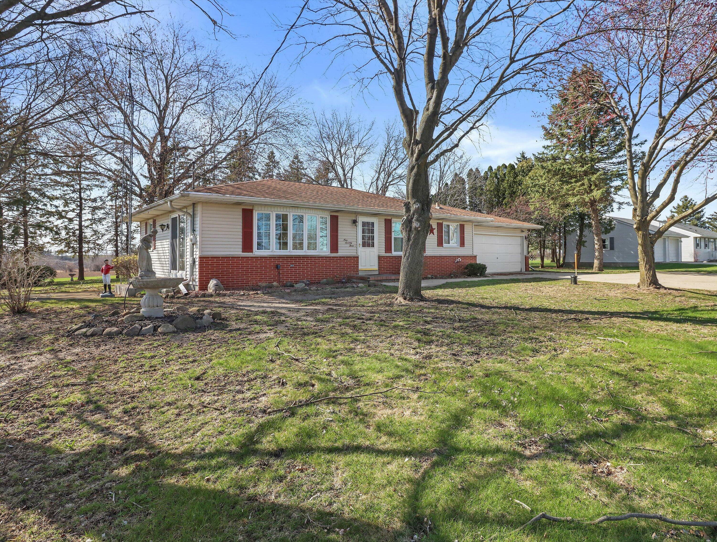 Property Photo: 973 N Dewey Ave WI 53549