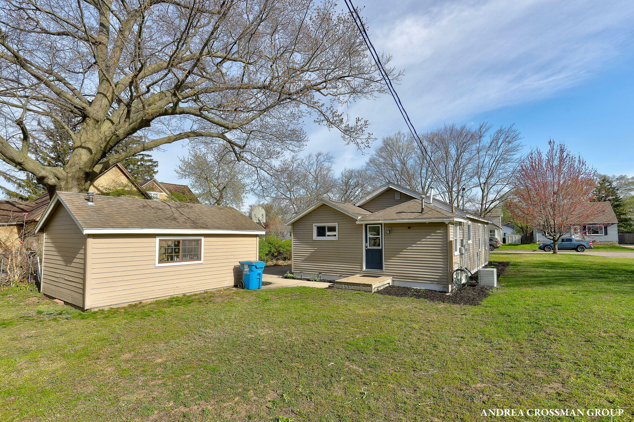 Property Photo: 1326 Woodlawn Avenue MI 49417