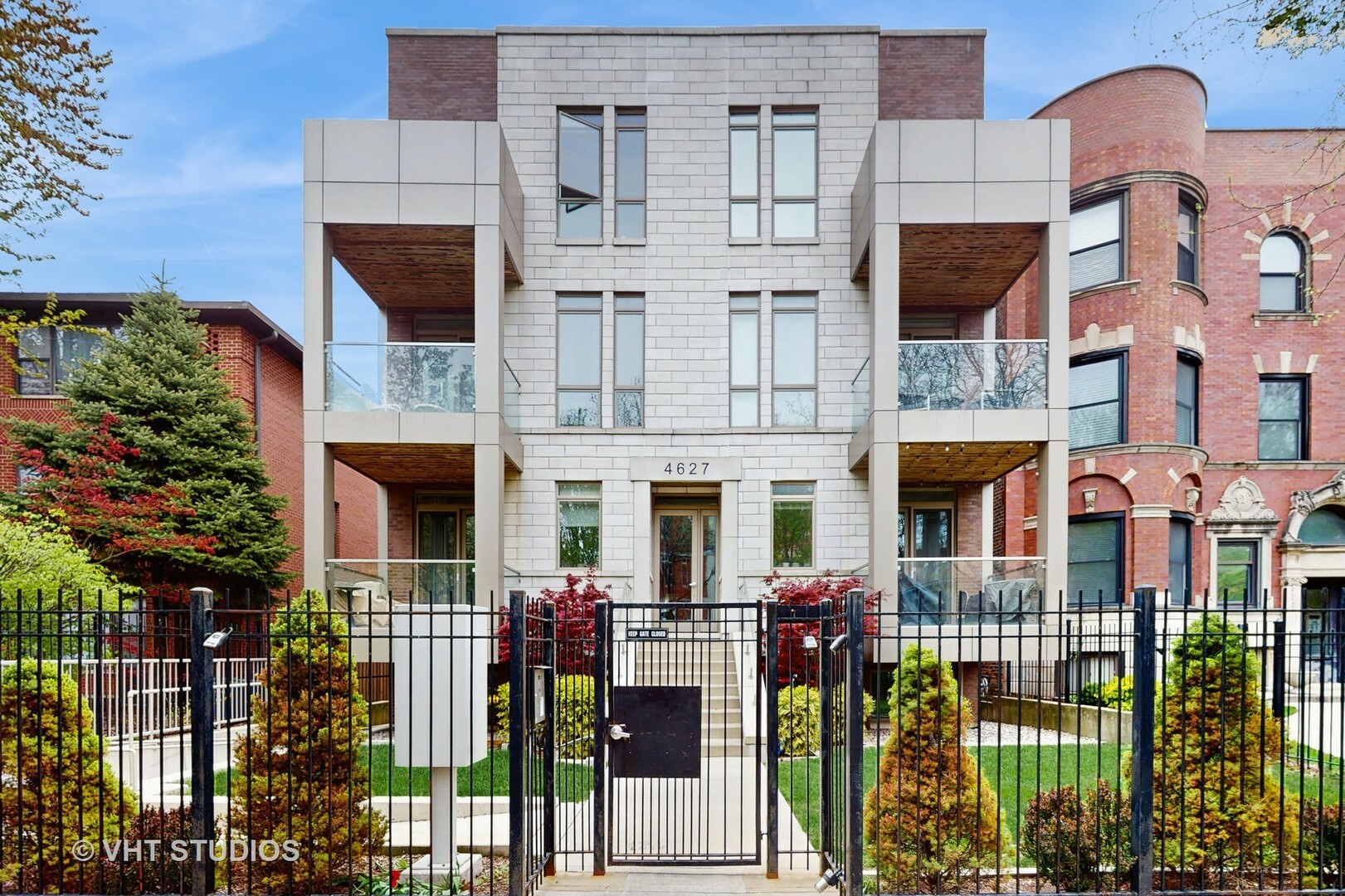 Property Photo: 4627 N Beacon Street 1B IL 60640