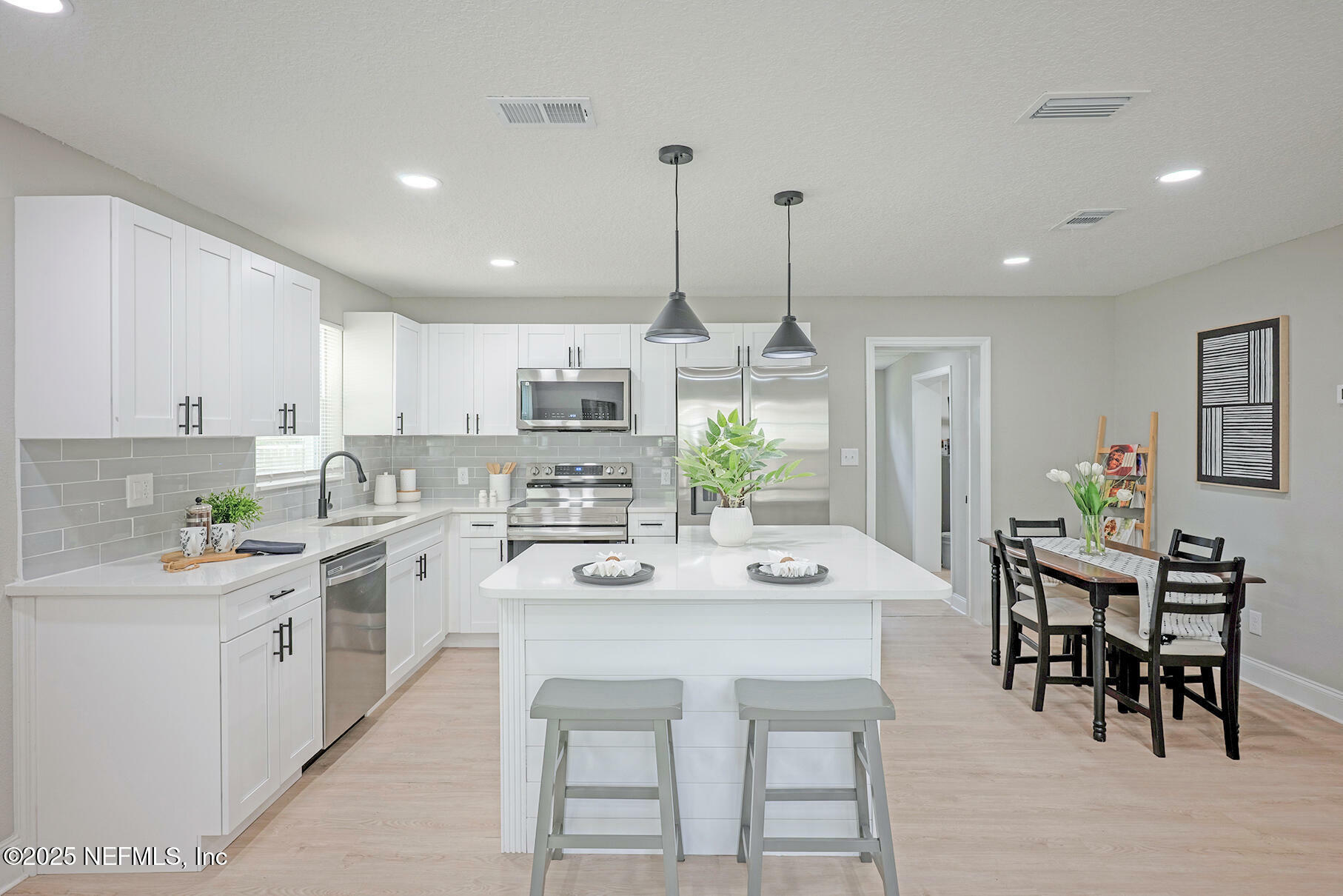 Property Photo: 2820 Parr Court W FL 32216