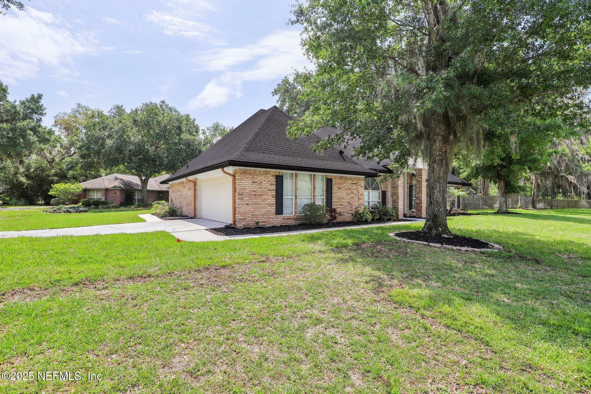 Property Photo: 13900 Sternwheel Court FL 32223