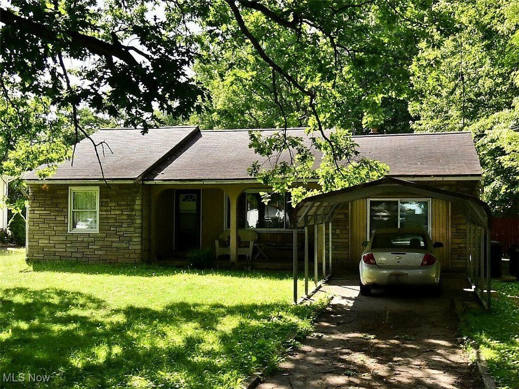 Property Photo: 1200 Patchen Avenue SE OH 44484