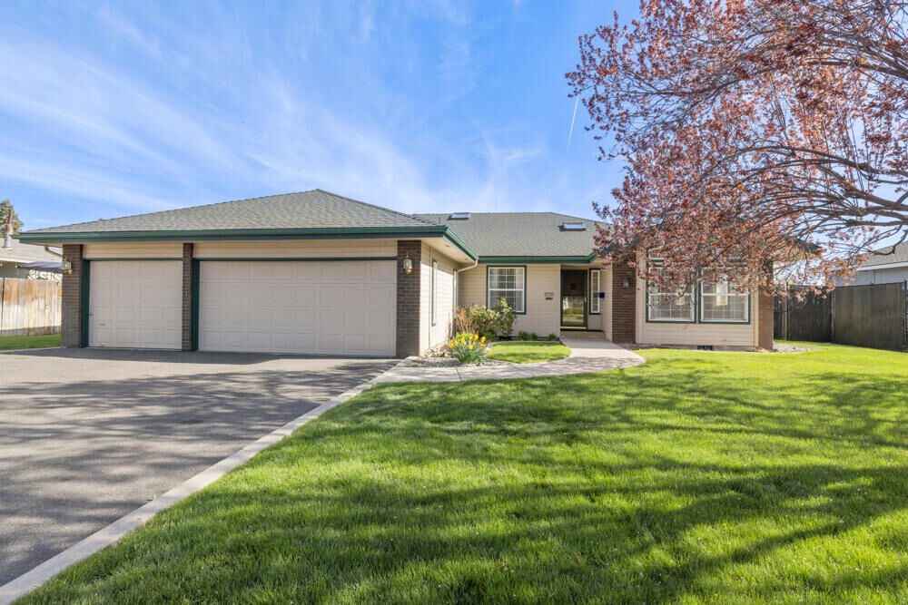 Property Photo: 6726 Verda Vista Drive OR 97603