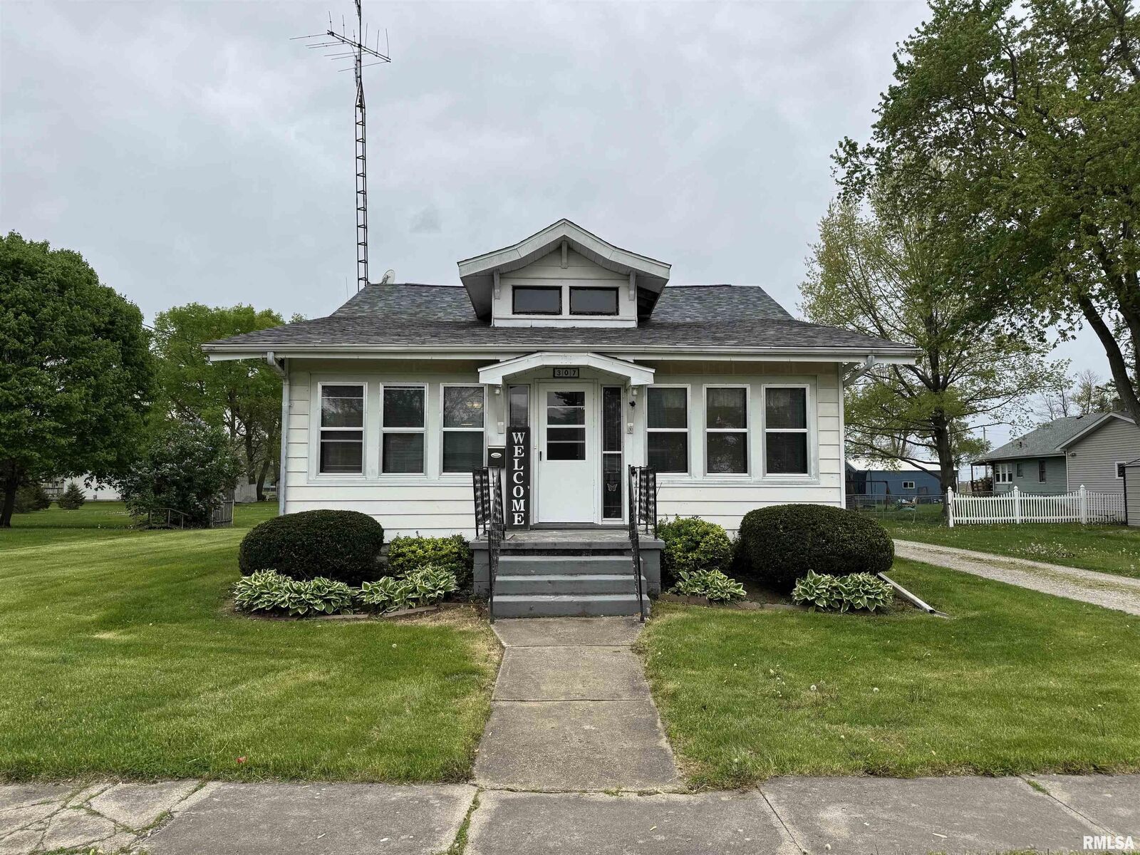 Property Photo: 307 W Lafayette Street IL 61415