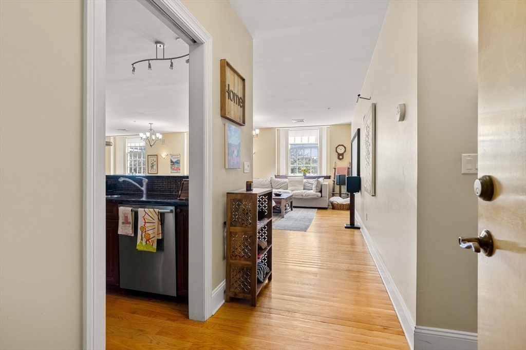 Property Photo:  391 Walnut St 5  MA 02460 
