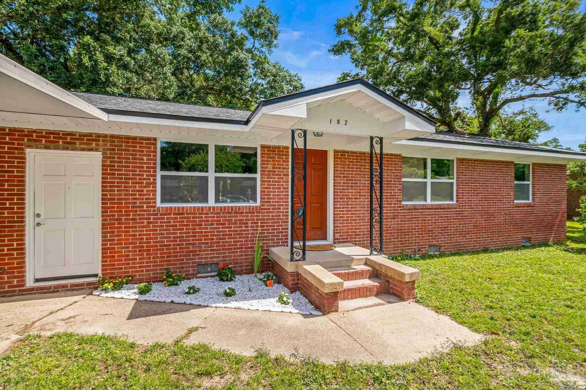 Property Photo: 182 Seminole Trl FL 32506