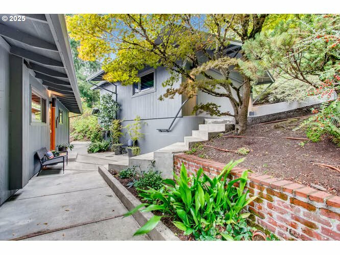 Property Photo: 5215 SW 18th Dr OR 97239