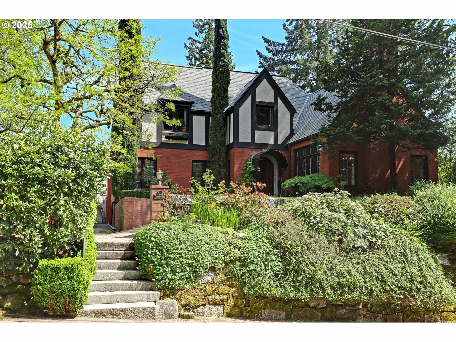 Property Photo: 1034 SW Douglas Pl OR 97205