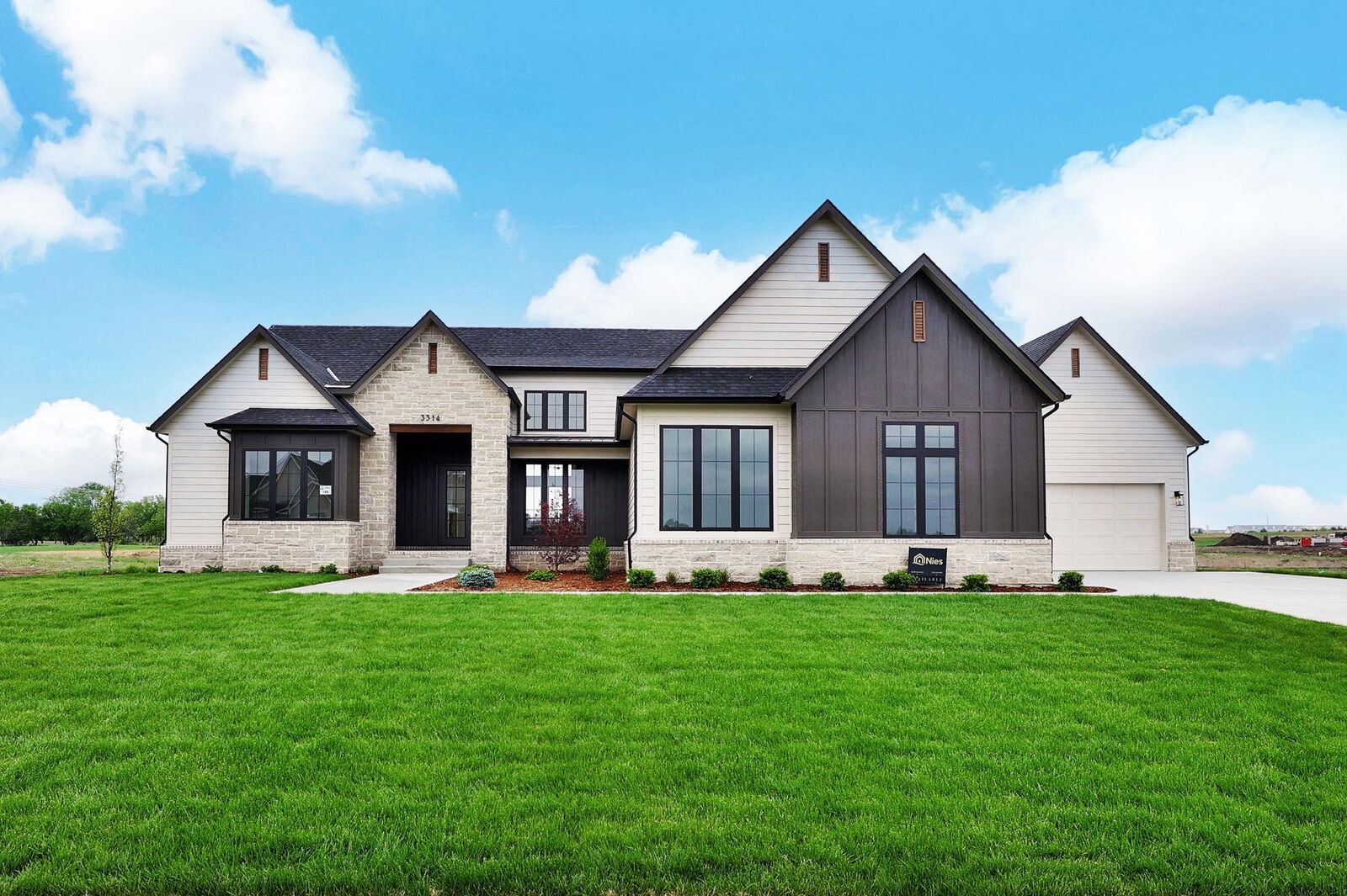 Property Photo: 3314 N Bedford Court KS 67226