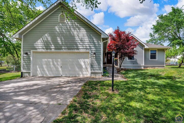 112 Pleasant Hills Ct  Ozawkie KS 66070 photo
