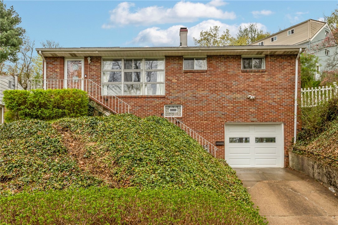 Property Photo: 1034 Woodlawn Dr PA 15108