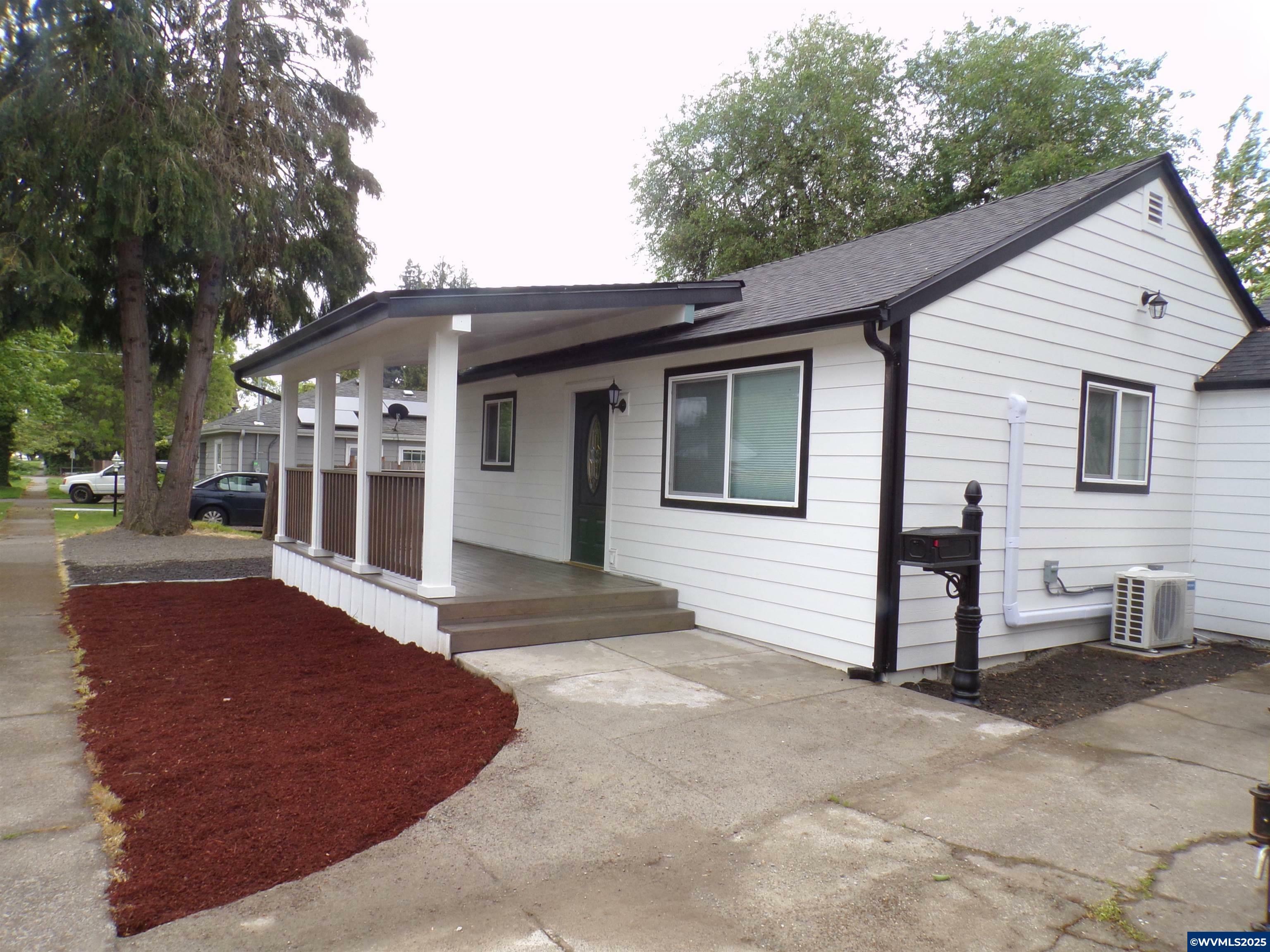 Property Photo:  870 Lincoln St  OR 97071 
