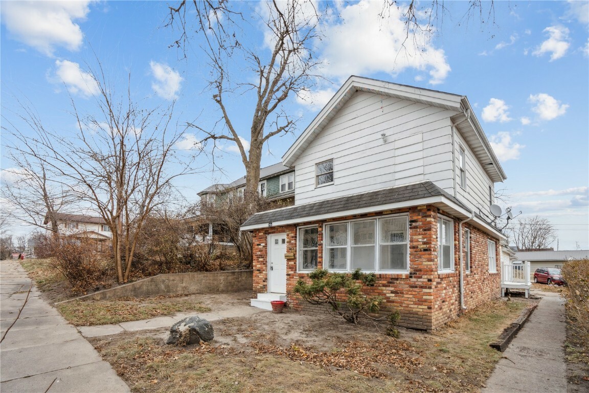 Property Photo: 105 N High St IA 52205