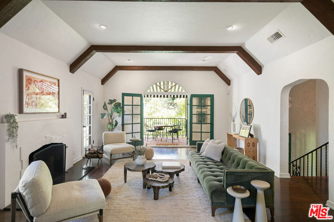 Property Photo: 2789 Westshire Dr CA 90068
