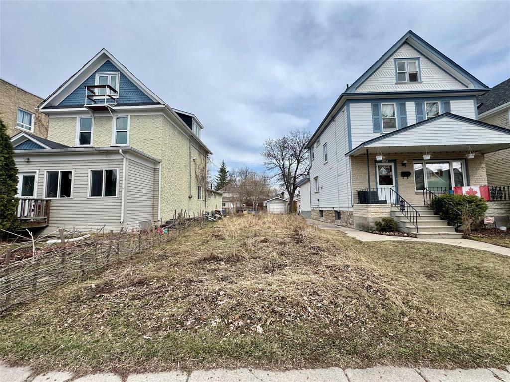 Property Photo:  369 Home Street  MB R3G 1X5 