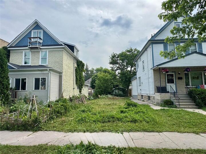 Property Photo:  369 Home Street  MB R3G 1X5 