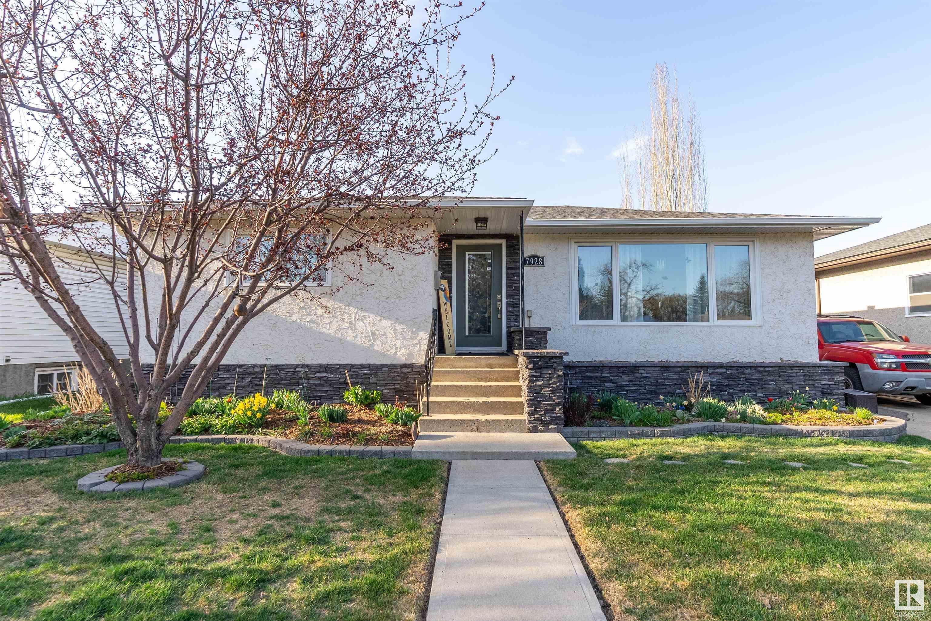 7928 98 Avenue NW  Edmonton AB T6A 0B4 photo