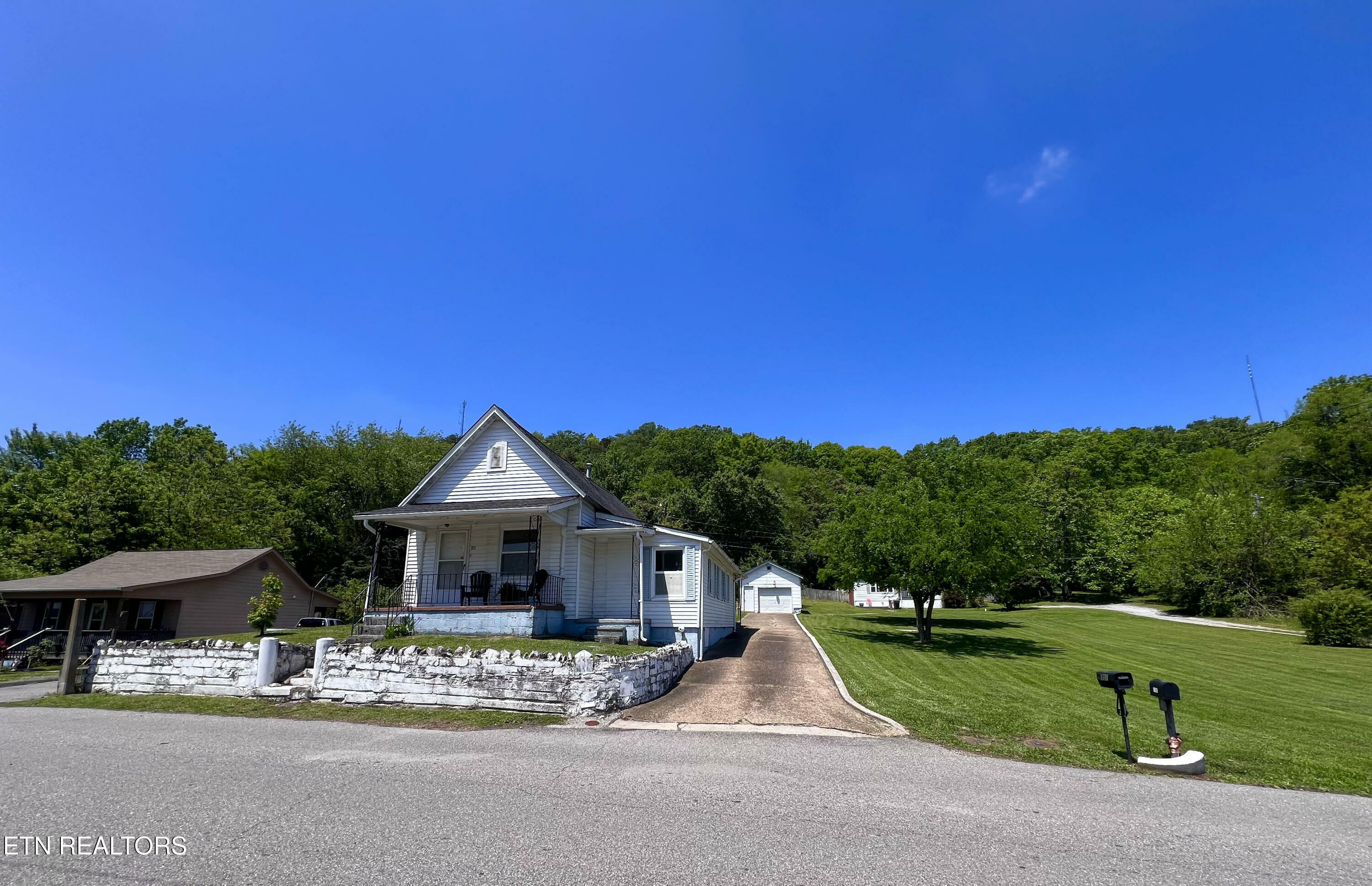 Property Photo: 301 Hiawassee Ave TN 37917