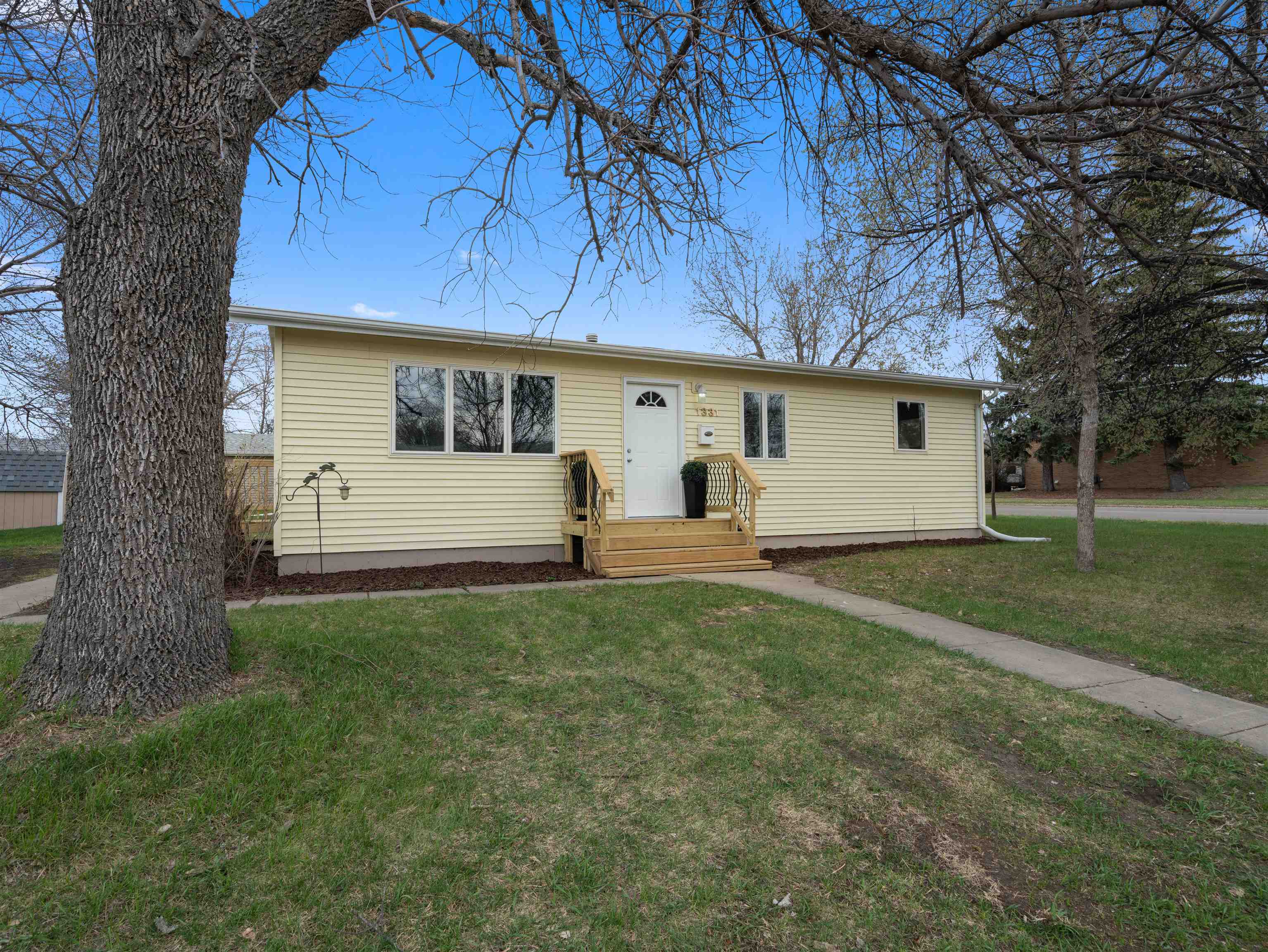 Property Photo: 1331 4th St SW ND 58701