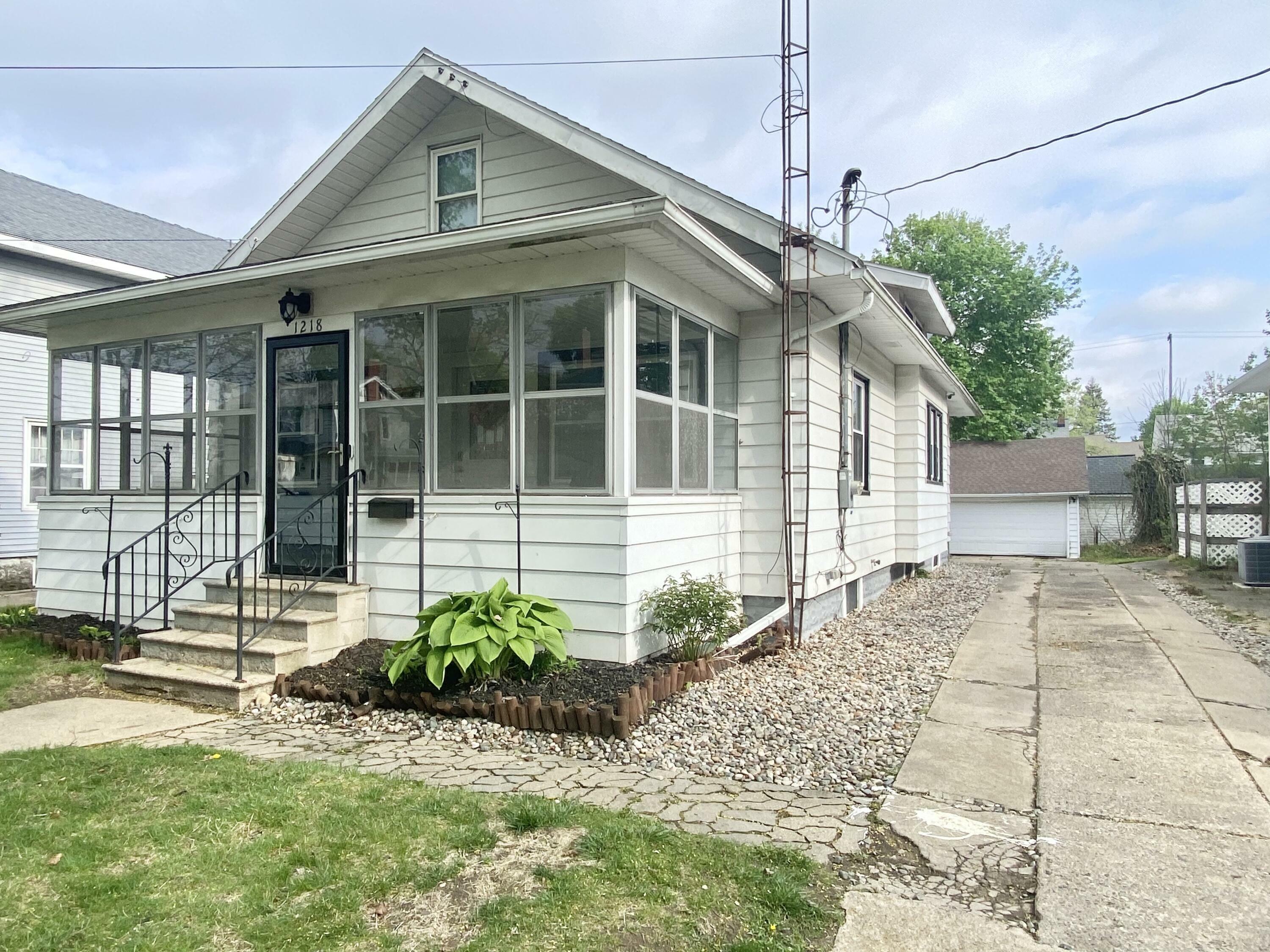 Property Photo: 1218 Burr Street MI 49201