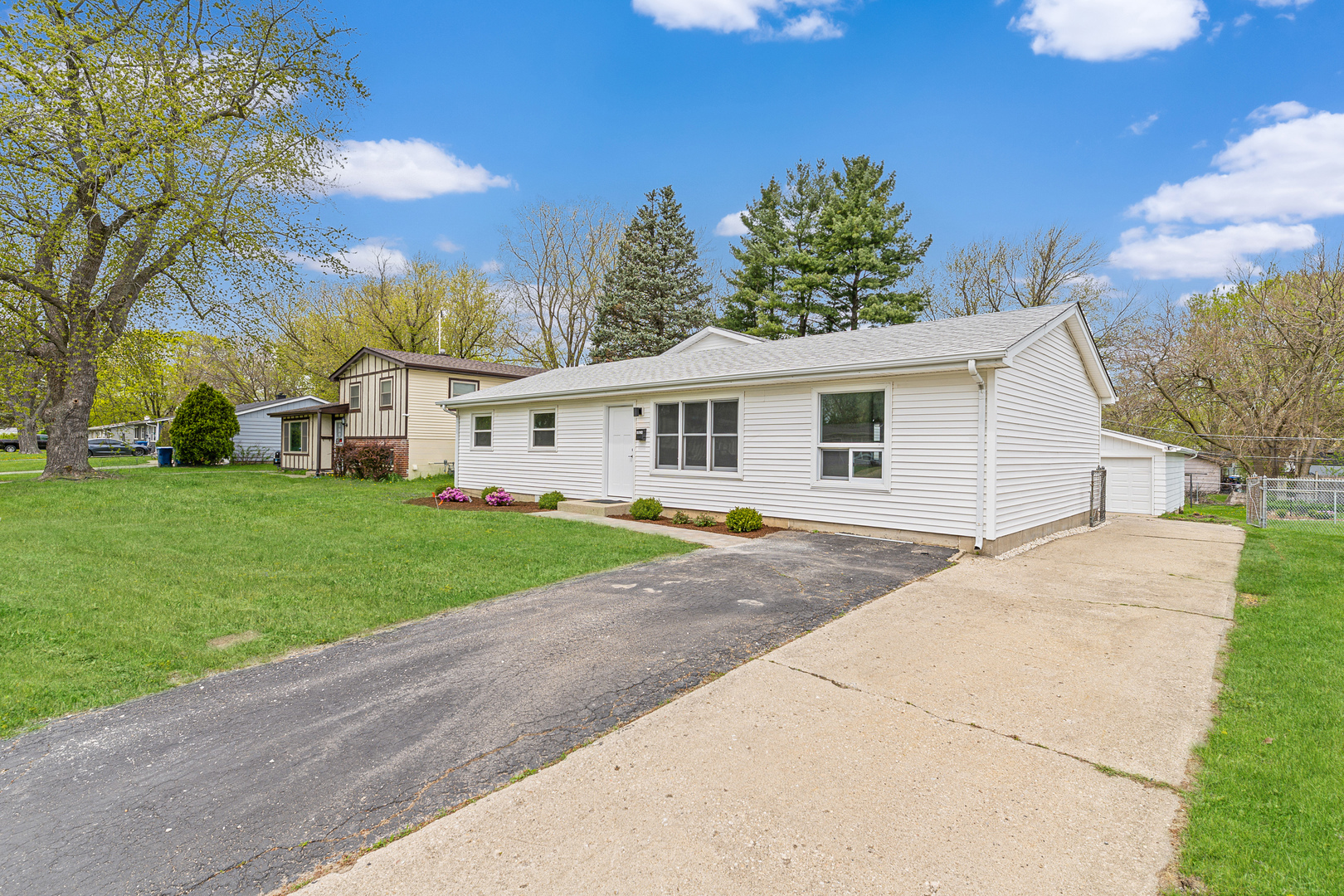 Property Photo: 18624 W Pamela Place IL 60031
