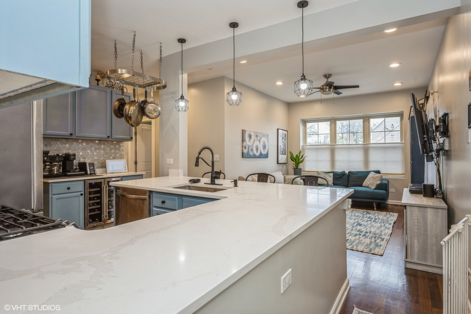 Property Photo: 3549 W Belle Plaine Avenue 1W IL 60618