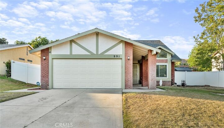 Property Photo:  991 W King Street  CA 92220 