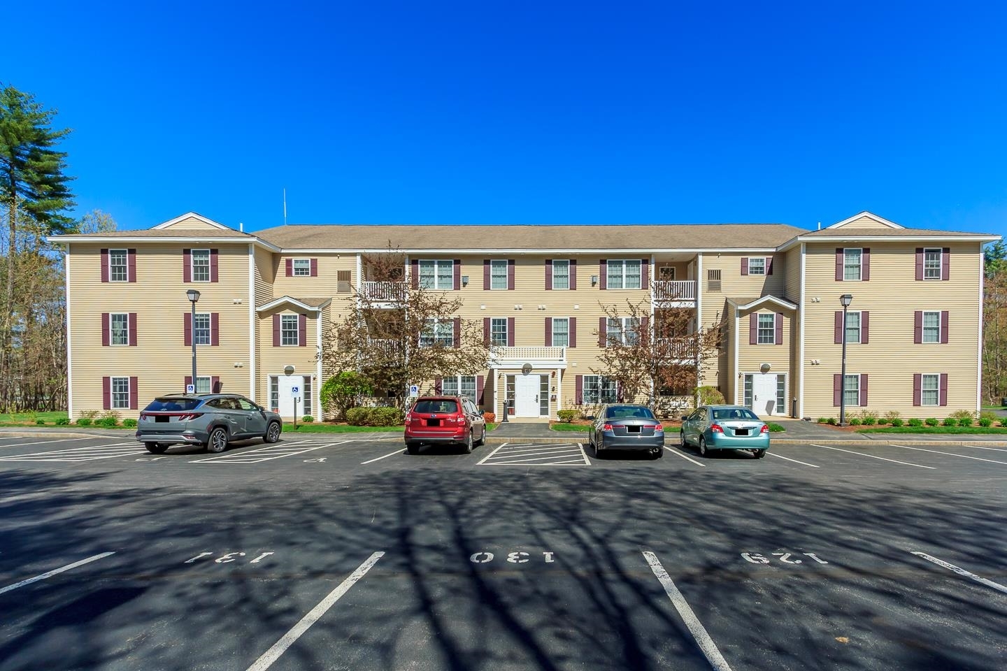 Property Photo: 6 Crestview Circle NH 03053