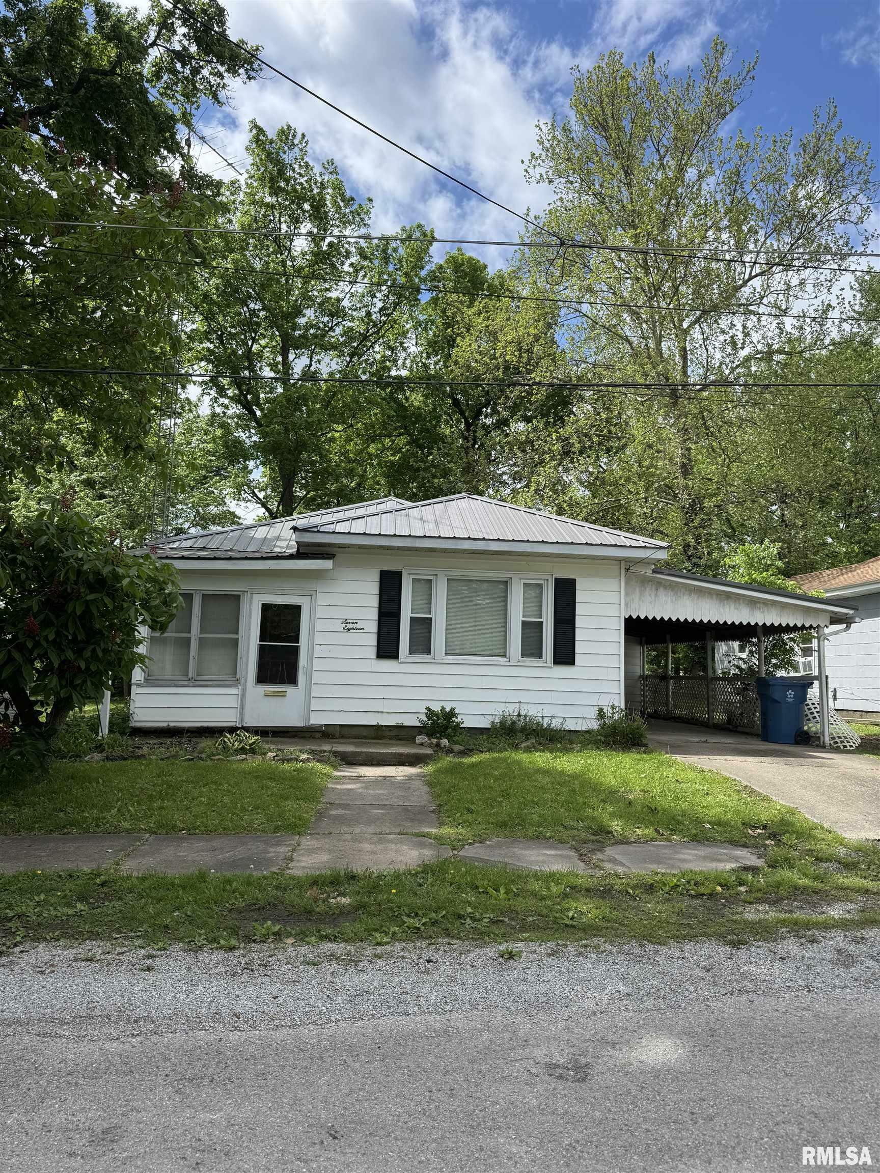 Property Photo: 718 E Burkett Street IL 62812