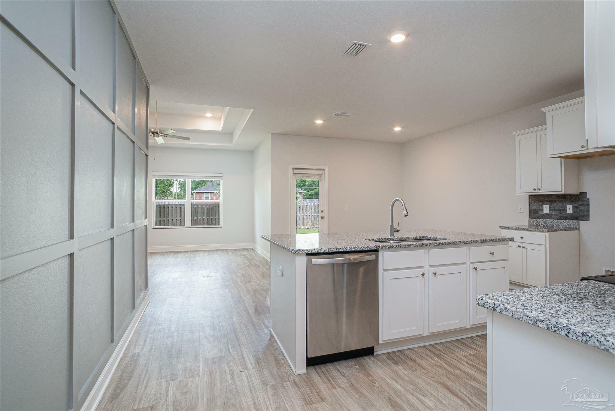 Property Photo: 361 Connie Way FL 32533