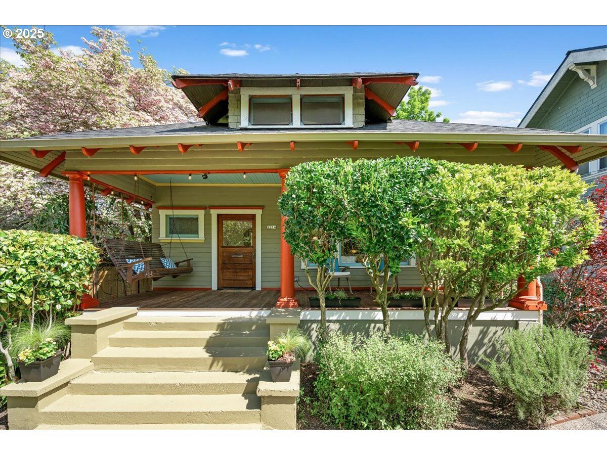 Property Photo:  2214 SE 34th Ave  OR 97214 