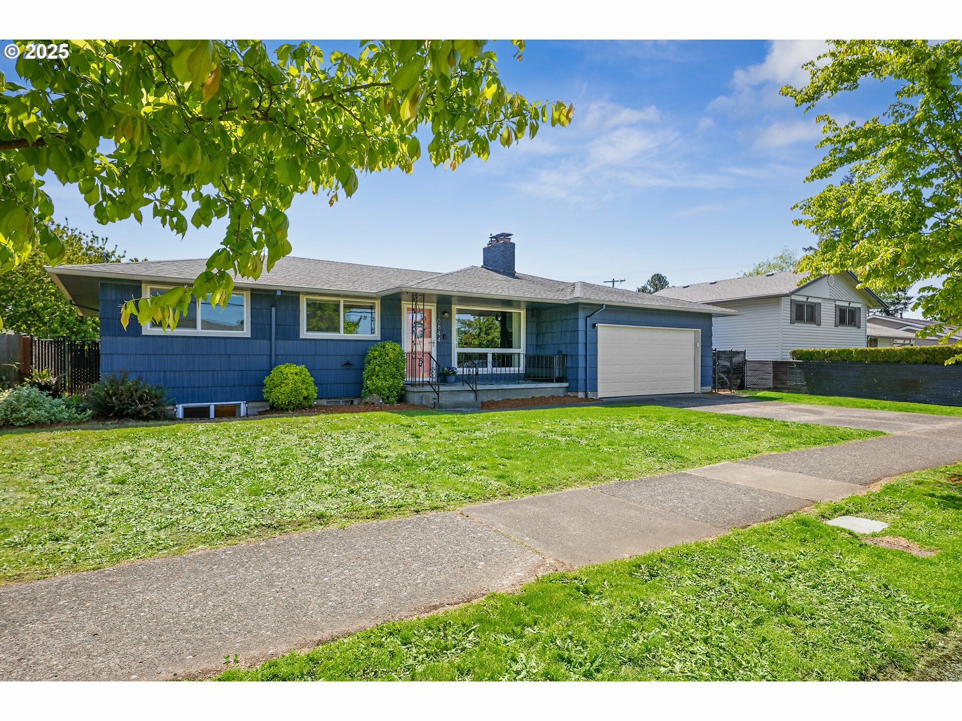 Property Photo: 10844 SE Market St OR 97216