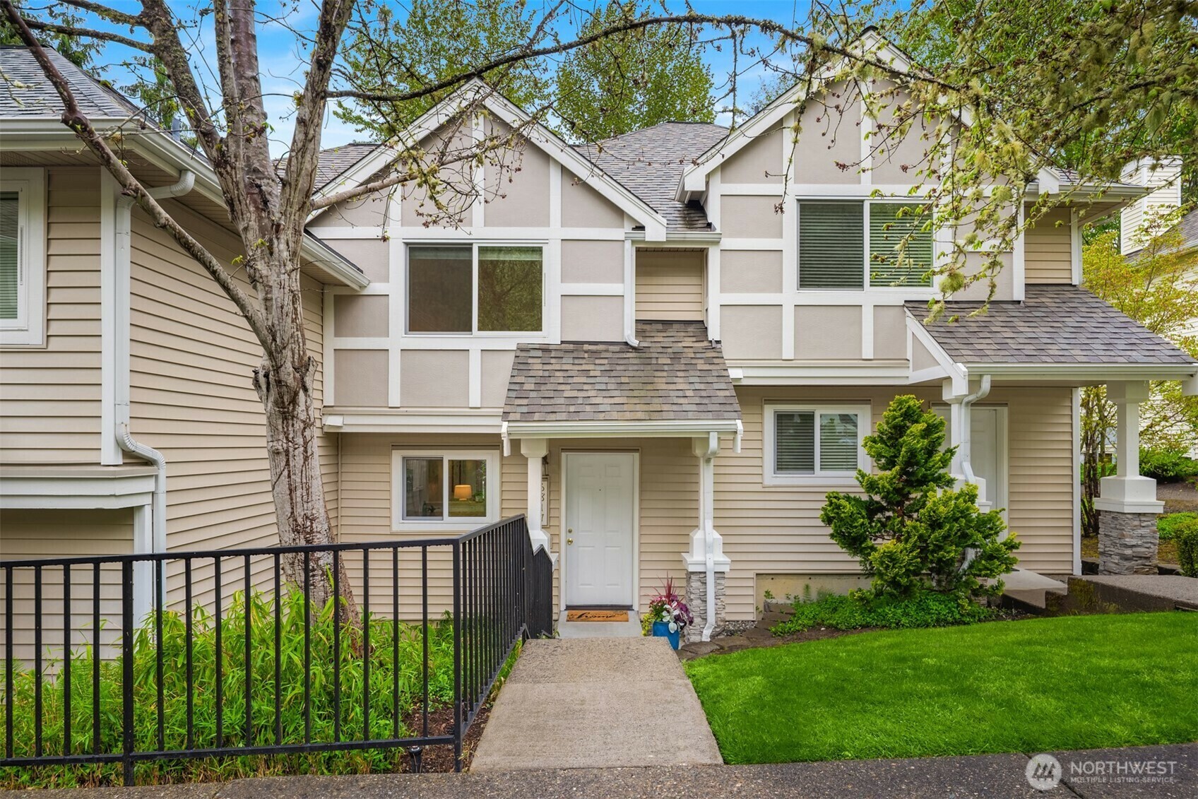 Property Photo: 6817 SE Cougar Mountain Way WA 98006