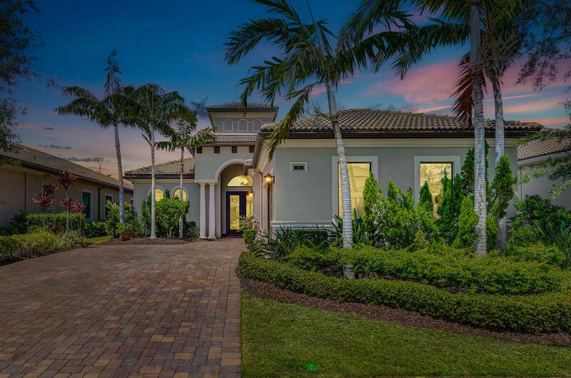 Property Photo: 183 SE Calmo Circle FL 34984