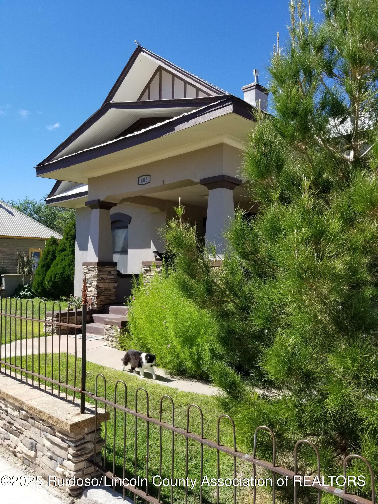 Property Photo: 406 11th Street NM 88301