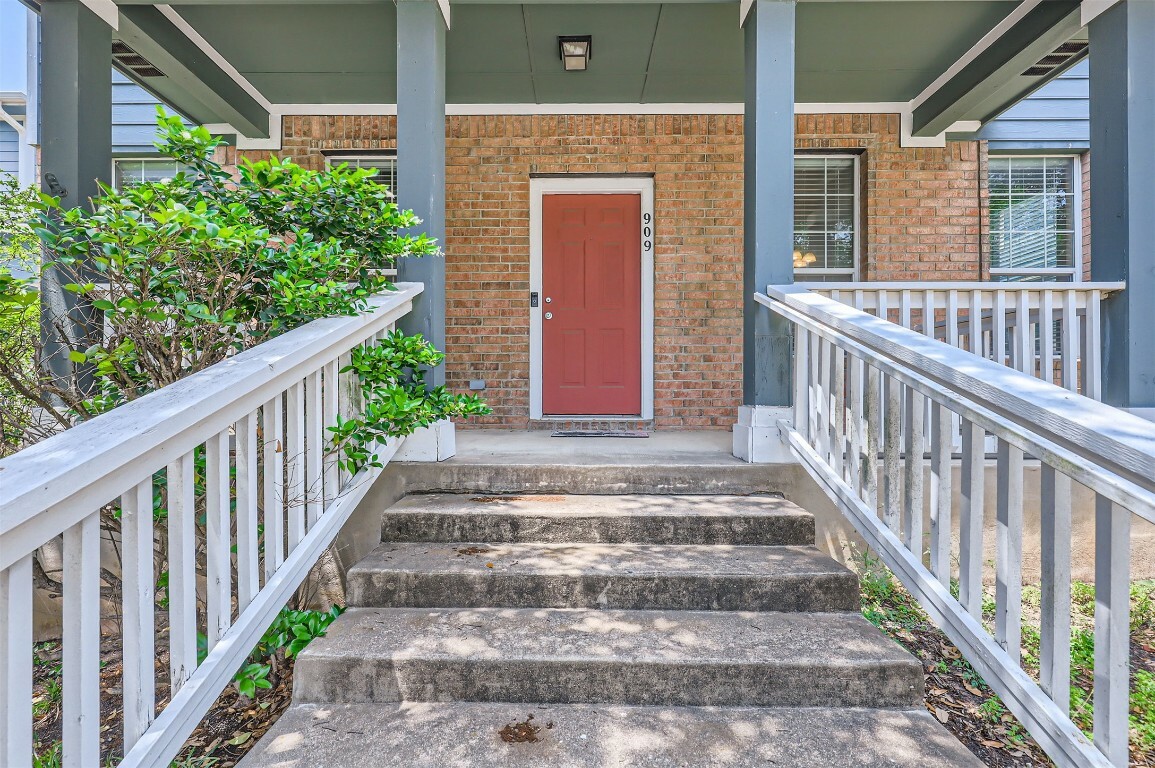Property Photo: 909 E Park Street TX 78613
