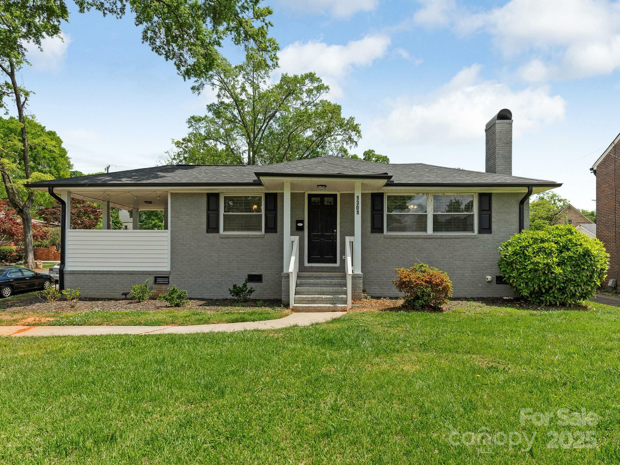 Property Photo: 1301 S Kings Drive NC 28207