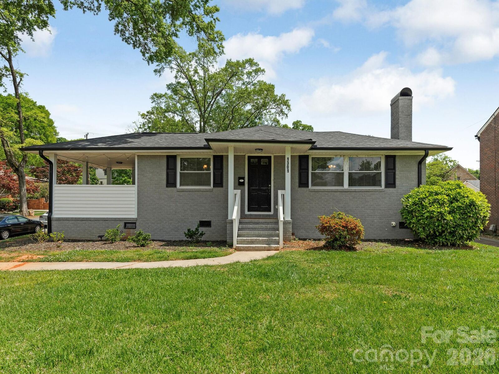 Property Photo:  1301 S Kings Drive  NC 28207 