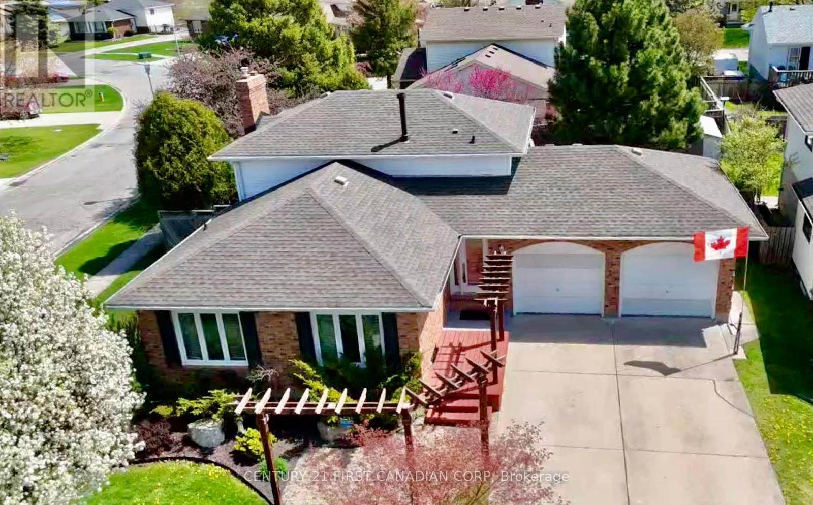 Photo de la propriété: 100 Hastings Crescent ON N7S 5K5