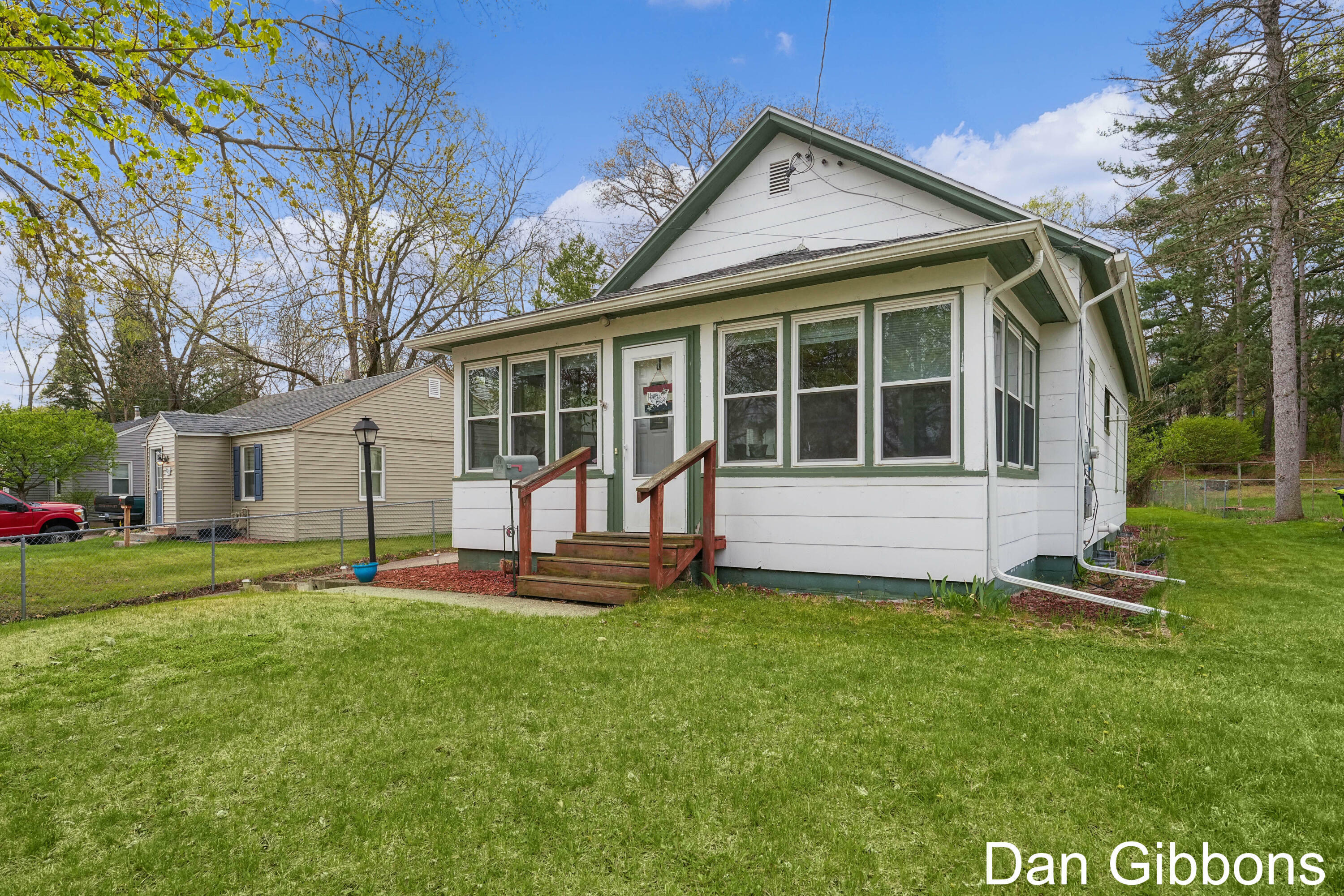 Property Photo: 927 W Grove Street MI 48838