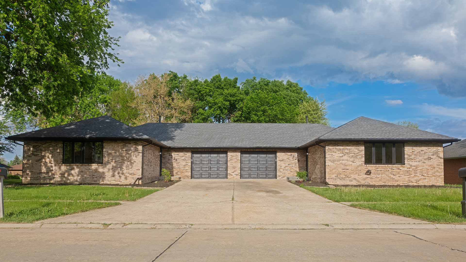 Property Photo: 2328 Lynwood Street IL 60450